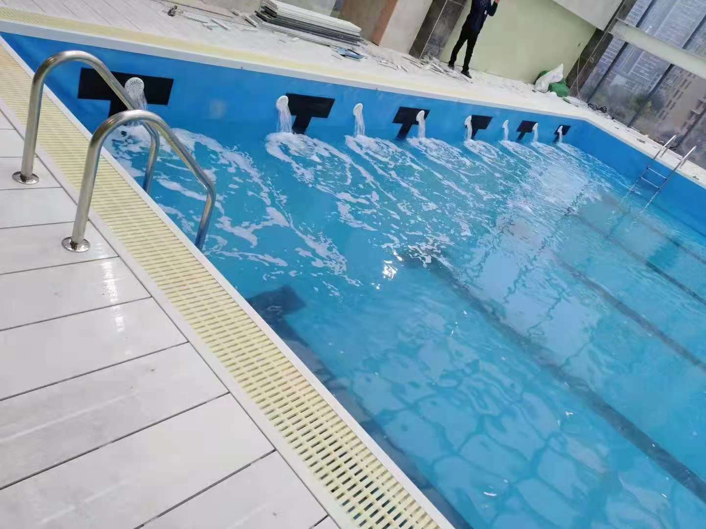 夏日泳池水质处理的两大点_游泳池厂家