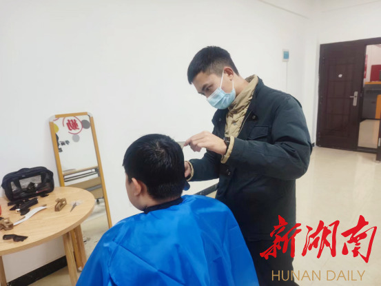 “头顶”功夫解决头上难事  湖南医药学院学子用义剪服务师生